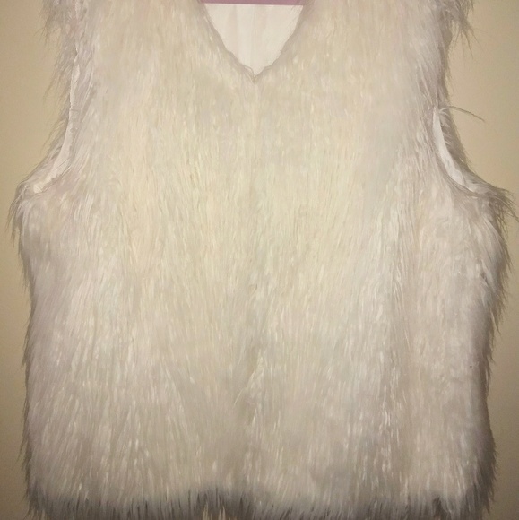 Rue21 Jackets & Blazers - 🍁Rue21+ faux fur vest🍂